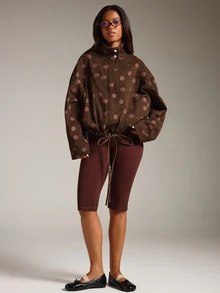 Athîral Denim جاكيت جينز بني مطبوع بنقاط بولكا، بياقة واقفة وأكمام طويلة، فضفاض مع حبل شد عند الحافة وأزرار أمامية، مناسب لملابس الشارع في فصل الخريف - قهوة بني - مشاهدة 3