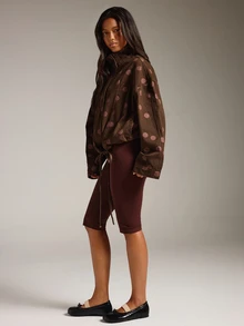 Athîral Denim جاكيت جينز بني مطبوع بنقاط بولكا، بياقة واقفة وأكمام طويلة، فضفاض مع حبل شد عند الحافة وأزرار أمامية، مناسب لملابس الشارع في فصل الخريف - قهوة بني - مشاهدة 5