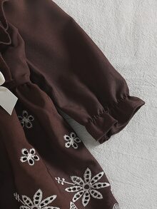 SHEIN Playful Pals 1件新生女嬰刺繡洋裝，可愛甜美棕色白色花卉荷葉邊蝴蝶結長袖圓領常規款，婚禮秋季假期用，附髮箍 - 棕色 - 查看 6