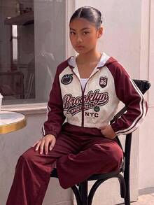 SHEIN 3件組女童美式籃球風連帽運動套裝，酒紅色拼接落肩拉鍊短夾克，附Brooklyn字母印花設計與側條紋袖飾，搭配寬腿運動長褲，梭織布料，歐美校園休閒童裝 - 酒紅色 - 查看 3
