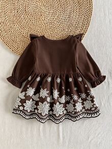 SHEIN Playful Pals 1件新生女嬰刺繡洋裝，可愛甜美棕色白色花卉荷葉邊蝴蝶結長袖圓領常規款，婚禮秋季假期用，附髮箍 - 棕色 - 查看 2