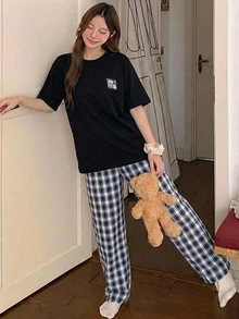 DAZY 2件組女款寬鬆短袖T恤與格紋直筒長款睡褲居家休閒套裝 - 黑色 - 查看 4