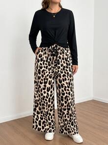 Shapeblank Set 2 Potong Kaos Lengan Panjang dengan Simpul Depan Ukuran Besar dan Celana Longgar Motif Leopard dengan Kantong - Hitam - View 3