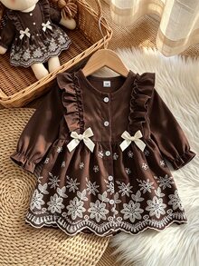 SHEIN Playful Pals 1件新生女嬰刺繡洋裝，可愛甜美棕色白色花卉荷葉邊蝴蝶結長袖圓領常規款，婚禮秋季假期用，附髮箍 - 棕色 - 查看 3