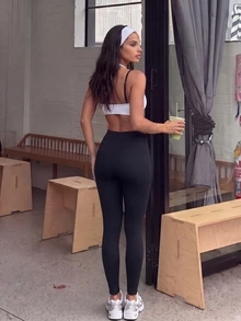 FavEase 女款 2 件式純色時尚街頭度假夏季休閒瑜伽健身套裝 - 黑與白 - 查看 2