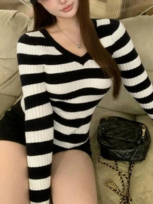 Dazy Plus V-Neck Striped Long Sleeve Korean Style Autumn/Winter Sweater - Black and White - View 4