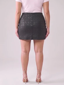 Hourglow Rok Mini Serbaguna Modis dengan Dekorasi Logam untuk Wanita Ukuran Plus - Hitam - View 6