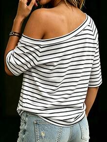 SHEIN LUNE CURVE Camiseta Feminina Plus Size Fashion Versátil com Ombro Assimétrico, Listrada, Manga Curta, Adequada para Ir ao Trabalho e Uso Casual - Preto e Branco - Visão 2