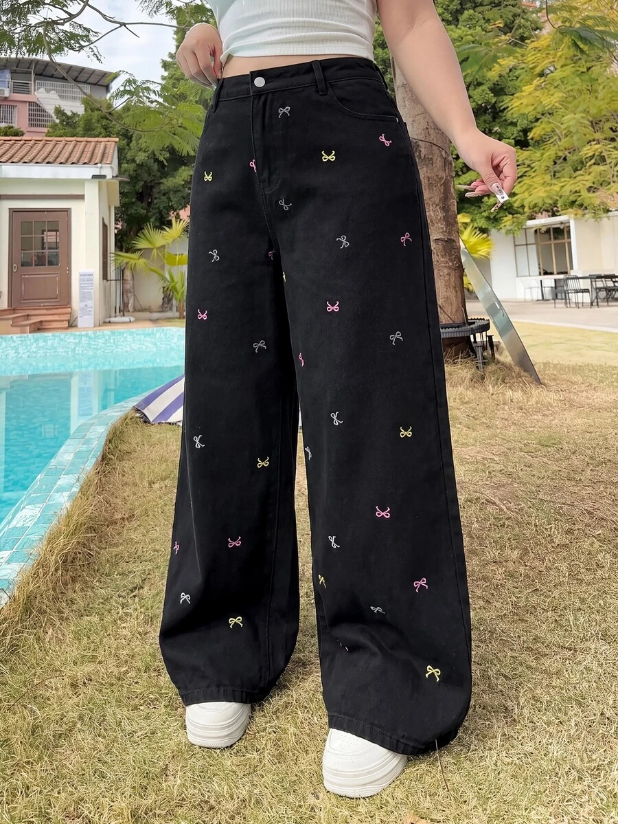 SHEIN MOD 大尺碼女款休閒日常牛仔褲，附口袋、鈕扣與蝴蝶結圖案 - 黑色 - 查看 1