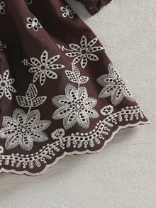SHEIN Playful Pals 1件新生女嬰刺繡洋裝，可愛甜美棕色白色花卉荷葉邊蝴蝶結長袖圓領常規款，婚禮秋季假期用，附髮箍 - 棕色 - 查看 7