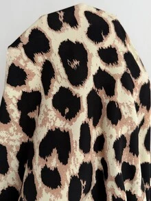 Shapeblank Set 2 Potong Kaos Lengan Panjang dengan Simpul Depan Ukuran Besar dan Celana Longgar Motif Leopard dengan Kantong - Hitam - View 8
