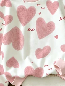 柔粉色愛心印花圓領衛衣，甜美愛心搭配紅色手寫 Love 字樣印花，粉色羅紋領口、袖口與下擺，寬鬆落肩版型，適合日常通勤、街頭穿搭、校園，輕鬆打造韓系甜美女孩風，開學季、萬聖節、聖誕節適用 - 彩色 - 查看 5