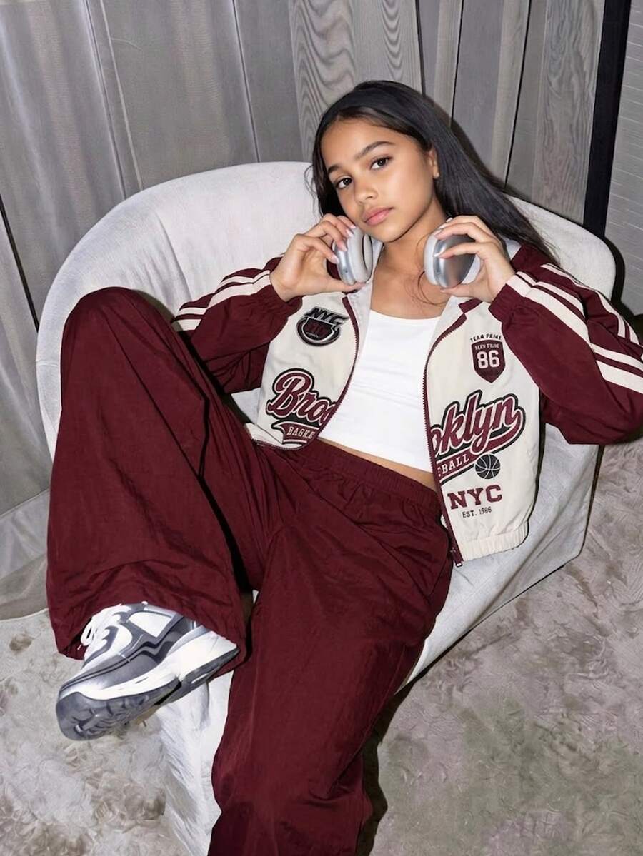 SHEIN 3件組女童美式籃球風連帽運動套裝，酒紅色拼接落肩拉鍊短夾克，附Brooklyn字母印花設計與側條紋袖飾，搭配寬腿運動長褲，梭織布料，歐美校園休閒童裝 - 酒紅色 - 查看 1