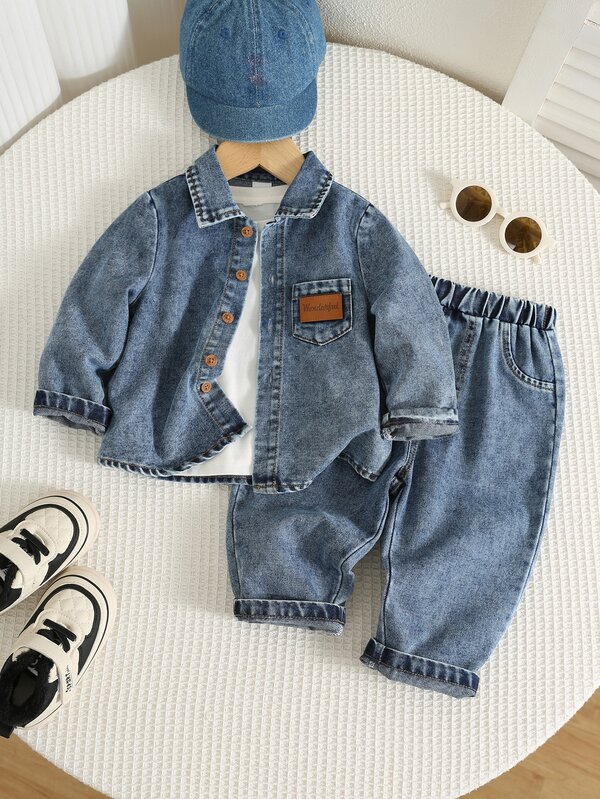 SHEIN Bộ 2 món cho bé trai denim wash gồm áo khoác cổ bẻ cài nút đơn tay dài phối quần dài cạp chun dáng casual, túi áo khoác đính nhãn da, chất denim wash mềm thân thiện với da, dáng rộng thoải mái dễ vận động, phù hợp đi chơi hàng ngày và du lịch, nhiều size cho bé trai và bé gái, set đồ đa năng cho mùa xuân/thu