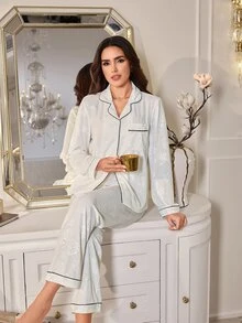 LuxeNights Setelan Piyama Celana Panjang Kancing Depan dengan Saku Tempel dan Saku Tempel, Bahan Beludru Jacquard Mawar Warna Polos untuk Wanita - Putih - View 6