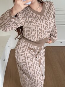 Modelyn طقم كنزة بأكمام طويلة مطبوعة بنقوش هندسية وتنورة ميدي مزينة بأزرار للمقاسات الكبيرة - متعدد الألوان - مشاهدة 6