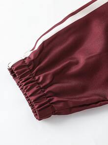SHEIN 3件組女童美式籃球風連帽運動套裝，酒紅色拼接落肩拉鍊短夾克，附Brooklyn字母印花設計與側條紋袖飾，搭配寬腿運動長褲，梭織布料，歐美校園休閒童裝 - 酒紅色 - 查看 10