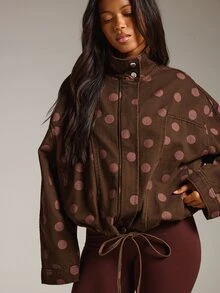 Athîral Denim جاكيت جينز بني مطبوع بنقاط بولكا، بياقة واقفة وأكمام طويلة، فضفاض مع حبل شد عند الحافة وأزرار أمامية، مناسب لملابس الشارع في فصل الخريف - قهوة بني - مشاهدة 4