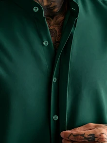 Manfinity Homme 男士長袖亨利領襯衫，專為正式商務場合設計，防皺西裝襯衫，適合休閒工作穿著 - 墨綠色 - 查看 5
