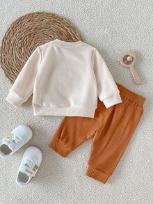 SHEIN 新生兒秋季風格3件套服裝組合，94%棉熊刺繡衛衣、羅紋長褲與針織帽，柔軟透氣冬季衣物 - 卡其色 - 查看 3