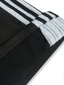 Manfinity Roghcode 年輕男性街頭風多功能單品：寬鬆休閒側邊緞帶設計鬆緊腰運動長褲，適合街頭風、日常休閒穿搭、週末出遊、音樂節、社交聚會等年輕社交場合，男士衣櫥不可或缺的百搭單品，送給男友或丈夫的絕佳禮物，寬腿版型 - 黑色 - 查看 6
