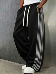 Manfinity Roghcode 年輕男性街頭風多功能單品：寬鬆休閒側邊緞帶設計鬆緊腰運動長褲，適合街頭風、日常休閒穿搭、週末出遊、音樂節、社交聚會等年輕社交場合，男士衣櫥不可或缺的百搭單品，送給男友或丈夫的絕佳禮物，寬腿版型 - 黑色 - 查看 5