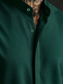 Manfinity Homme 男士長袖亨利領襯衫，專為正式商務場合設計，防皺西裝襯衫，適合休閒工作穿著 - 墨綠色 - 查看 3