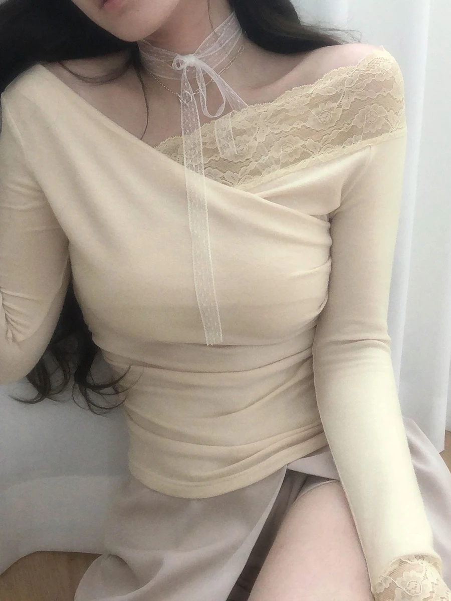 DAZY 設計感交叉V領蕾絲針織上衣女款,修身收腰內搭底層,露肩內搭上衣,適合春秋季 - 杏色 - 查看 1