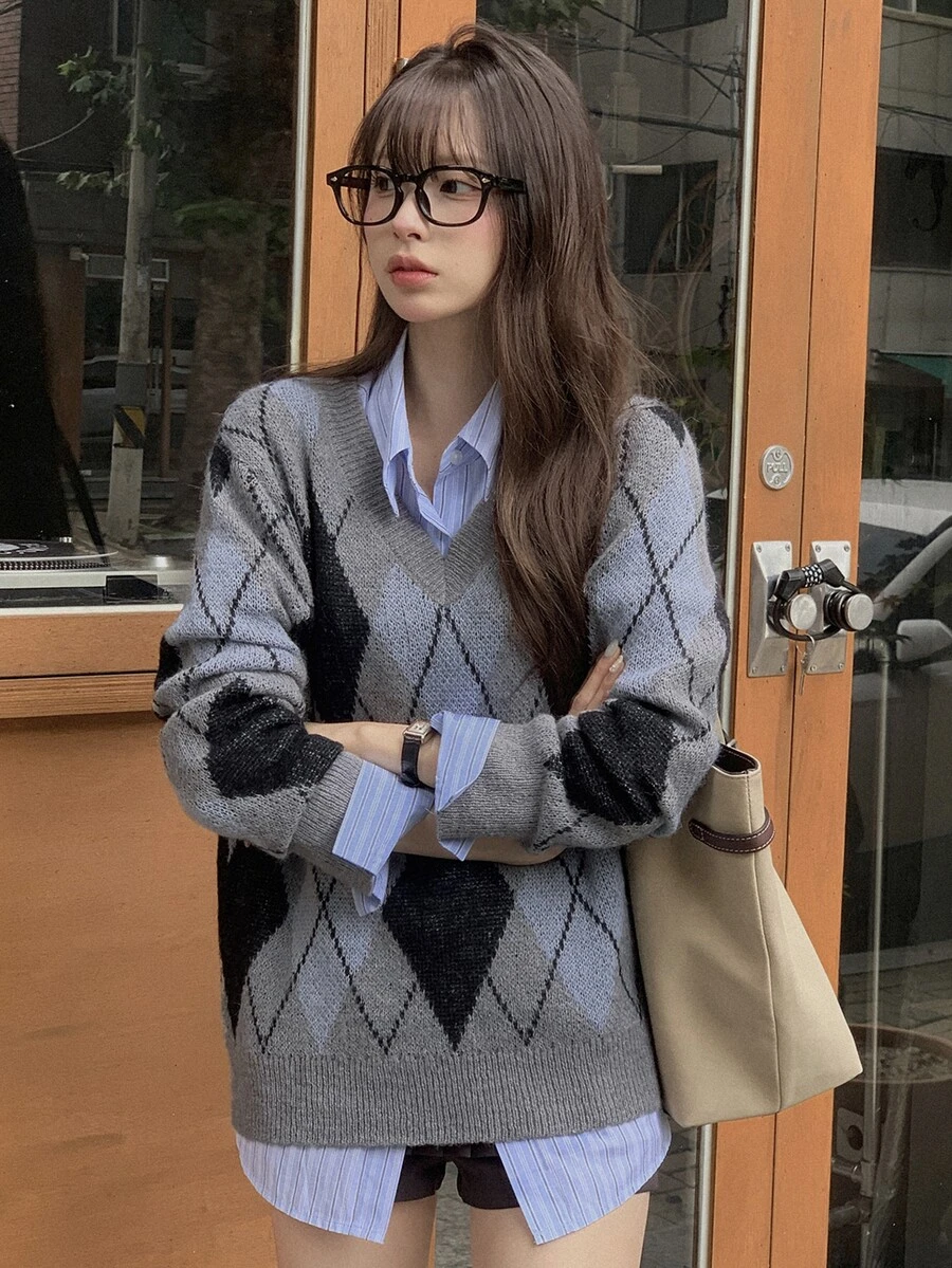 DAZY 女款拼色菱格紋寬鬆長袖V領休閒街頭風針織毛衣，適合春/秋度假 - 灰色 - 查看 1