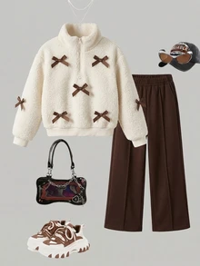 SHEIN Playful Pals 女童秋冬美拉德套裝，柔軟羊羔絨半拉鍊立領上衣配精緻棕色蝴蝶結裝飾，搭配垂墜棕色鬆緊腰寬腿長褲，溫柔復古歐式休閒風，親膚舒適面料，寬鬆版型，百搭2件套，適合日常穿著與外出 - 咖啡棕 - 查看 4
