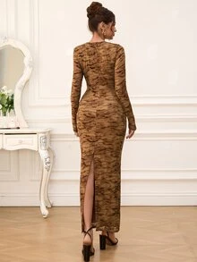 EastFlair Gaun Midi Seksi Slim Fit Lengan Panjang Motif Cetak Seluruh Permukaan dengan Leher V Dalam untuk Wanita - Coklat - View 7