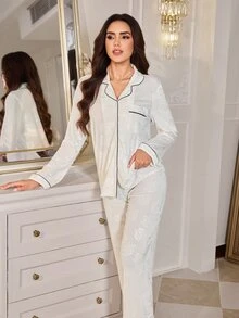 LuxeNights Setelan Piyama Celana Panjang Kancing Depan dengan Saku Tempel dan Saku Tempel, Bahan Beludru Jacquard Mawar Warna Polos untuk Wanita - Putih - View 5