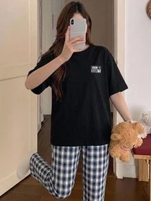 DAZY 2件組女款寬鬆短袖T恤與格紋直筒長款睡褲居家休閒套裝 - 黑色 - 查看 5