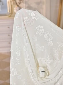 LuxeNights Setelan Piyama Celana Panjang Kancing Depan dengan Saku Tempel dan Saku Tempel, Bahan Beludru Jacquard Mawar Warna Polos untuk Wanita - Putih - View 3