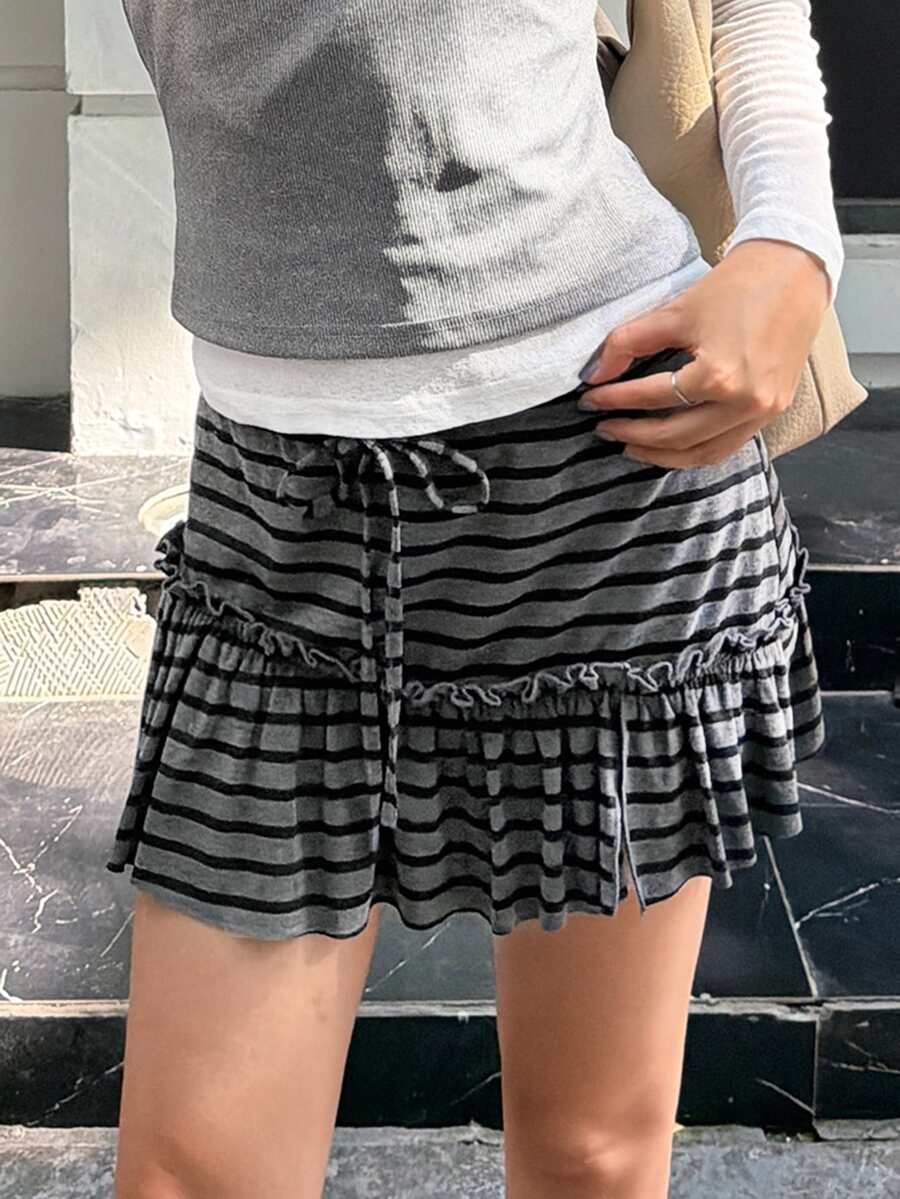 K-Vae 女款深灰色條紋抽繩荷葉邊裙襬單鈕扣裝飾休閒衛衣裙,百搭通勤街頭風裙子 - 淺灰色 - 查看 1