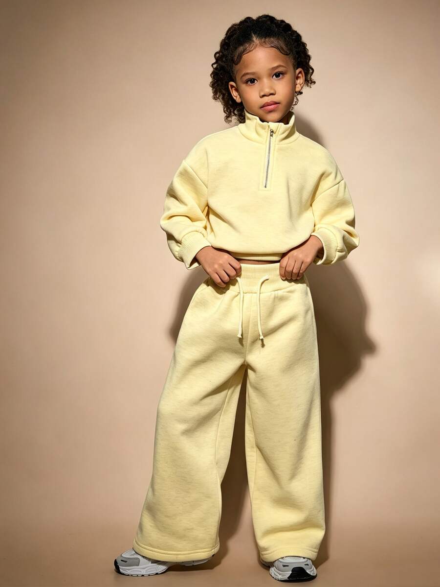 SHEIN 女童幼兒2件式運動服套裝，淺黃色感溫布料，包含半拉鍊立領運動上衣與寬鬆運動長褲，柔軟舒適，適合女童休閒運動風，完美適合作日常穿著與戶外活動 - 黃色 - 查看 1