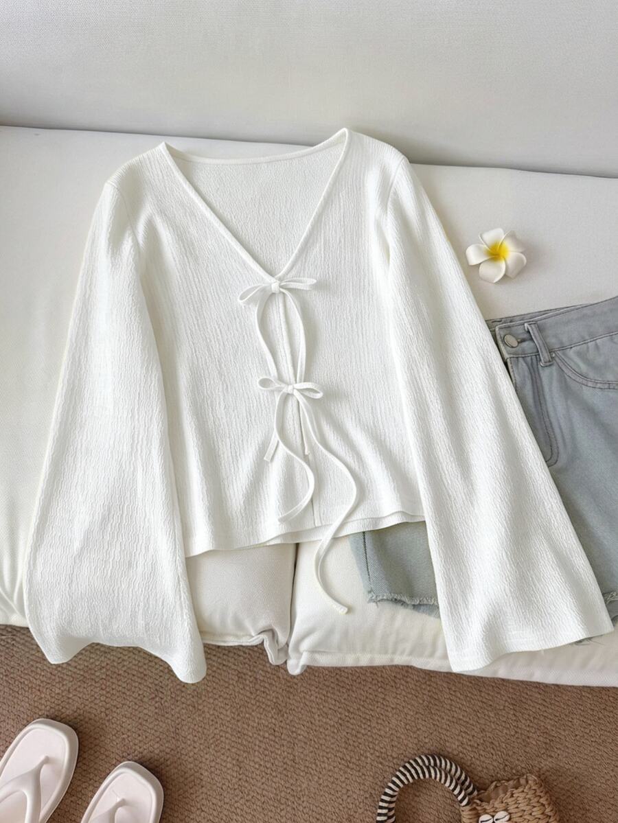SHEIN 青少年女孩休閒純色寬鬆繫帶前襟喇叭袖上衣,適合度假、返校、教師日常穿著與外出,「老錢風」度假長袖上衣(白色/度假風/秋季風),繫帶前襟上衣、白色上衣、白色襯衫、V領上衣、長袖襯衫 - 白色 - 查看 1