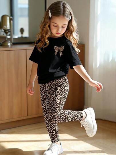 Elladie kids طقم تي شيرت قصير أساسي بتصميم فيونكة وطبعة نمر بأسلوب بسيط منعش مع بنطال ليقنز بطبعة نمر للبنات