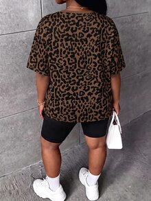 SHEIN CURVE+ 大尺碼 22W 休閒極簡寬鬆豹紋圓領女款T恤，適合秋冬穿著 - 彩色 - 查看 2