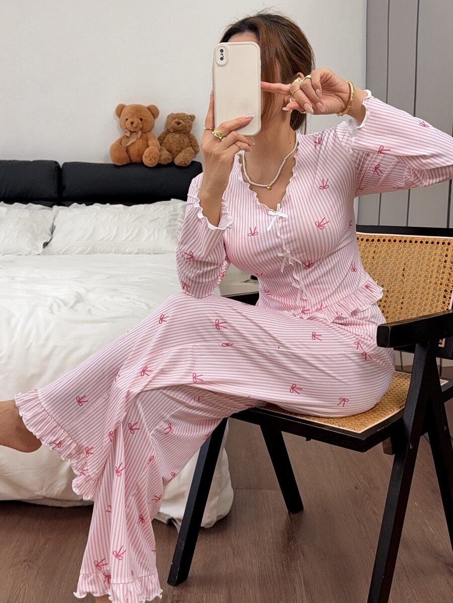 SHEIN طقم بيجامة علوي بأكمام طويلة وبنطال بطبعة فيونكة وردية مخططة مع ديكور فيونكة لطيفة - وردي - مشاهدة 1