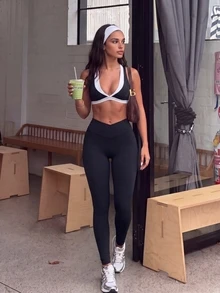 FavEase 女款 2 件式純色時尚街頭度假夏季休閒瑜伽健身套裝 - 黑與白 - 查看 3