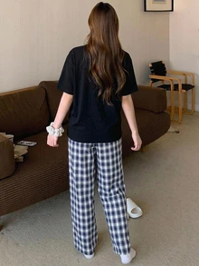 DAZY 2件組女款寬鬆短袖T恤與格紋直筒長款睡褲居家休閒套裝 - 黑色 - 查看 2