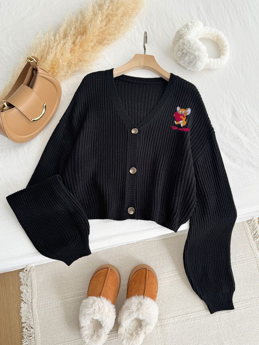 TOM & JERRY X SHEIN SHEIN EZwear 大尺碼女款字母刺繡長袖單排扣針織開襟衫，適合外出、街頭穿搭、機場造型 - 黑色 - 查看 1