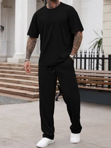 Manfinity Homme 男士休閒 INS 風格英文壓紋設計日常街頭穿搭男友丈夫禮物週年紀念禮物圓領寬鬆版型 T 恤套裝 - 黑色 - 查看 1