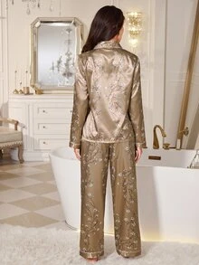 LuxeNights طقم بيجامة من الحرير الاصطناعي بنقشة زهور صغيرة وياقة طية وأكمام طويلة وبنطال طويل - كاكي - مشاهدة 2