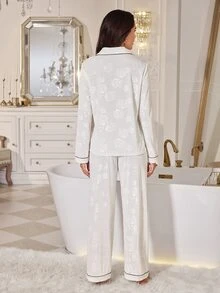 LuxeNights Setelan Piyama Celana Panjang Kancing Depan dengan Saku Tempel dan Saku Tempel, Bahan Beludru Jacquard Mawar Warna Polos untuk Wanita - Putih - View 2