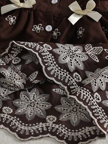 SHEIN Playful Pals 1件新生女嬰刺繡洋裝，可愛甜美棕色白色花卉荷葉邊蝴蝶結長袖圓領常規款，婚禮秋季假期用，附髮箍 - 棕色 - 查看 9