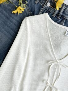 SHEIN 青少年女孩休閒純色寬鬆繫帶前襟喇叭袖上衣，適合度假、返校、教師日常穿著與外出，「老錢風」度假長袖上衣（白色/度假風/秋季風），繫帶前襟上衣、白色上衣、白色襯衫、V領上衣、長袖襯衫 - 白色 - 查看 3