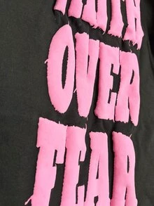 Manfinity ZONE917 美式復古深色 FAITH OVER FEAR 毛巾刺繡 Logo 短版黑色連帽衛衣 - 黑色 - 查看 4