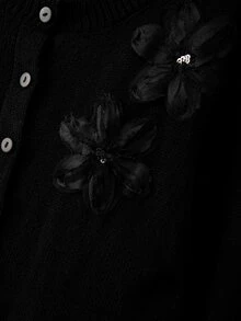 GlowEve CURVE Cardigan Formal Pagi Warna Hitam Motif Bunga 3D Elegan Ukuran Plus, Kerah Bulat, Kancing, Lengan Panjang, Cocok untuk Musim Semi dan Musim Dingin - Hitam - View 5